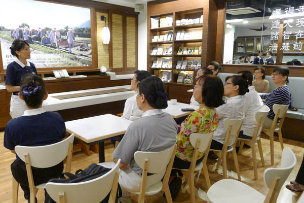 In the evening of 28 March, many volunteers dropped by the book café, eager to hear Tian Jin Xiang (standing) from the Selangor and Kuala Lumpur branch share her years of experience. Photo by Li Jia Yi